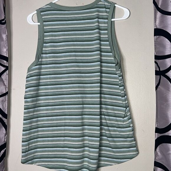 Eddie Bauer Women’s Myriad V-Neck Pocket Tank Size Medium - Picture 5 of 6